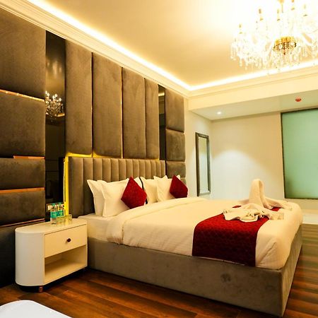 Hotel Adsan Heights Gajraula Екстер'єр фото