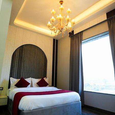 Hotel Adsan Heights Gajraula Екстер'єр фото