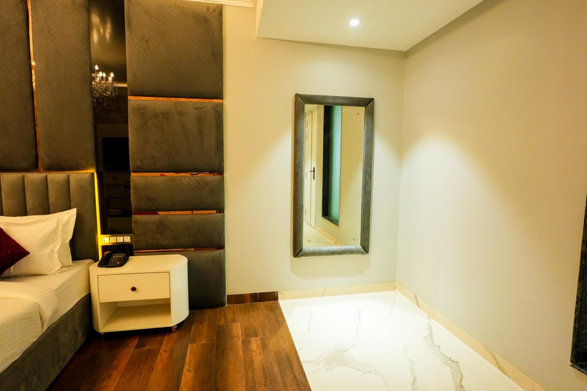 Hotel Adsan Heights Gajraula Екстер'єр фото