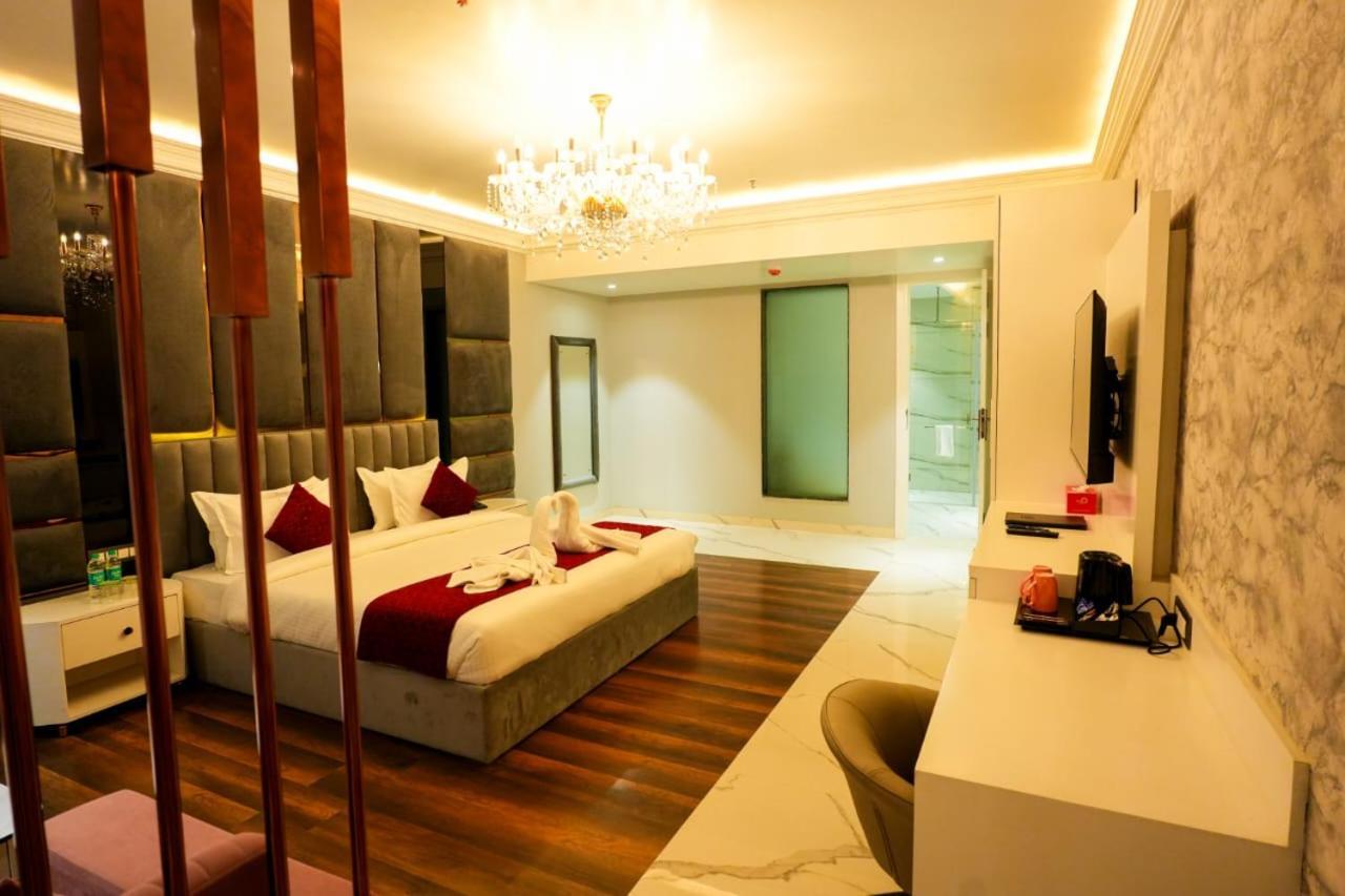 Hotel Adsan Heights Gajraula Екстер'єр фото