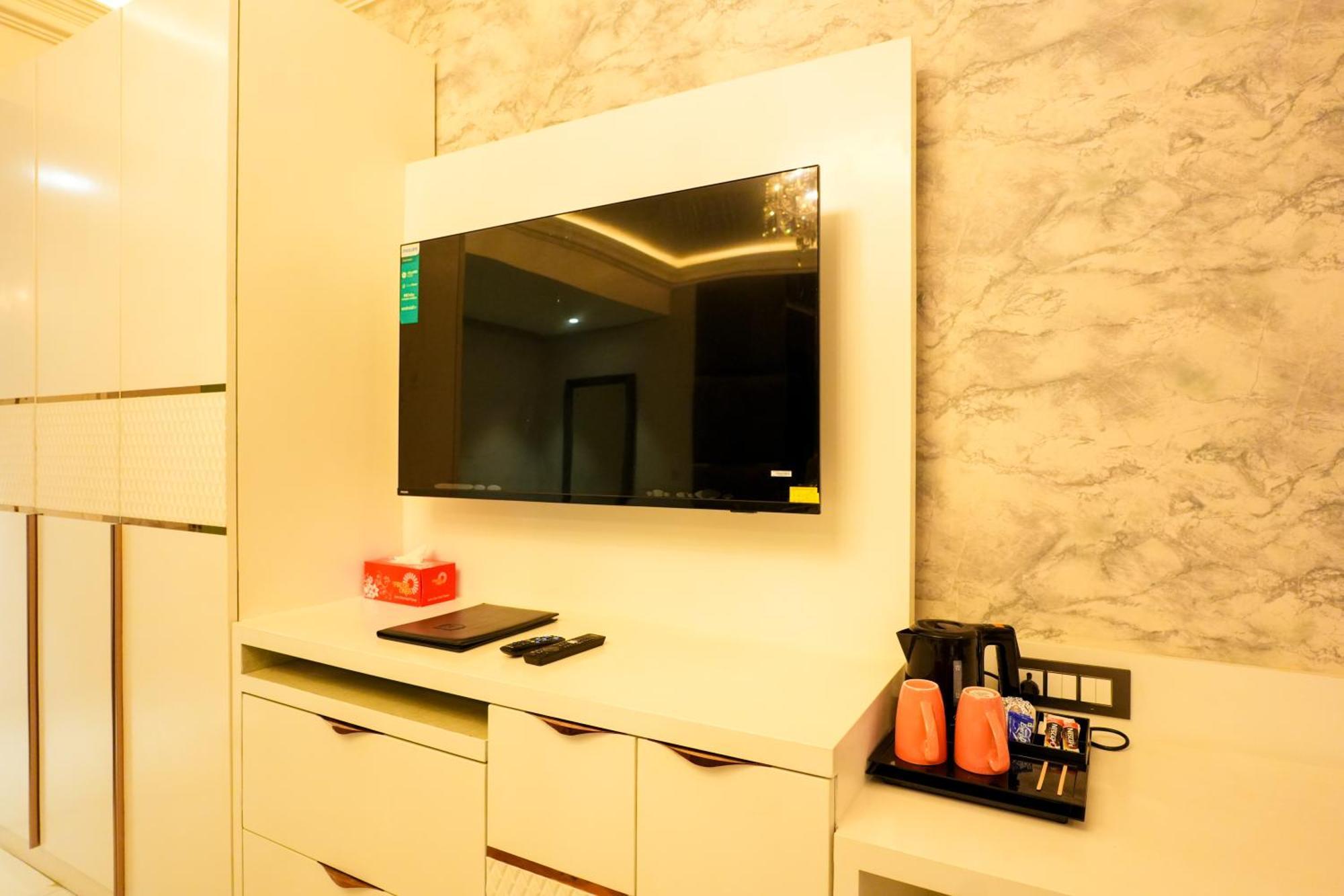 Hotel Adsan Heights Gajraula Екстер'єр фото