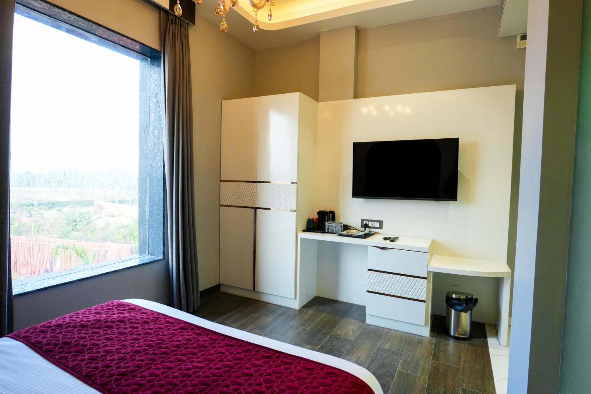 Hotel Adsan Heights Gajraula Екстер'єр фото