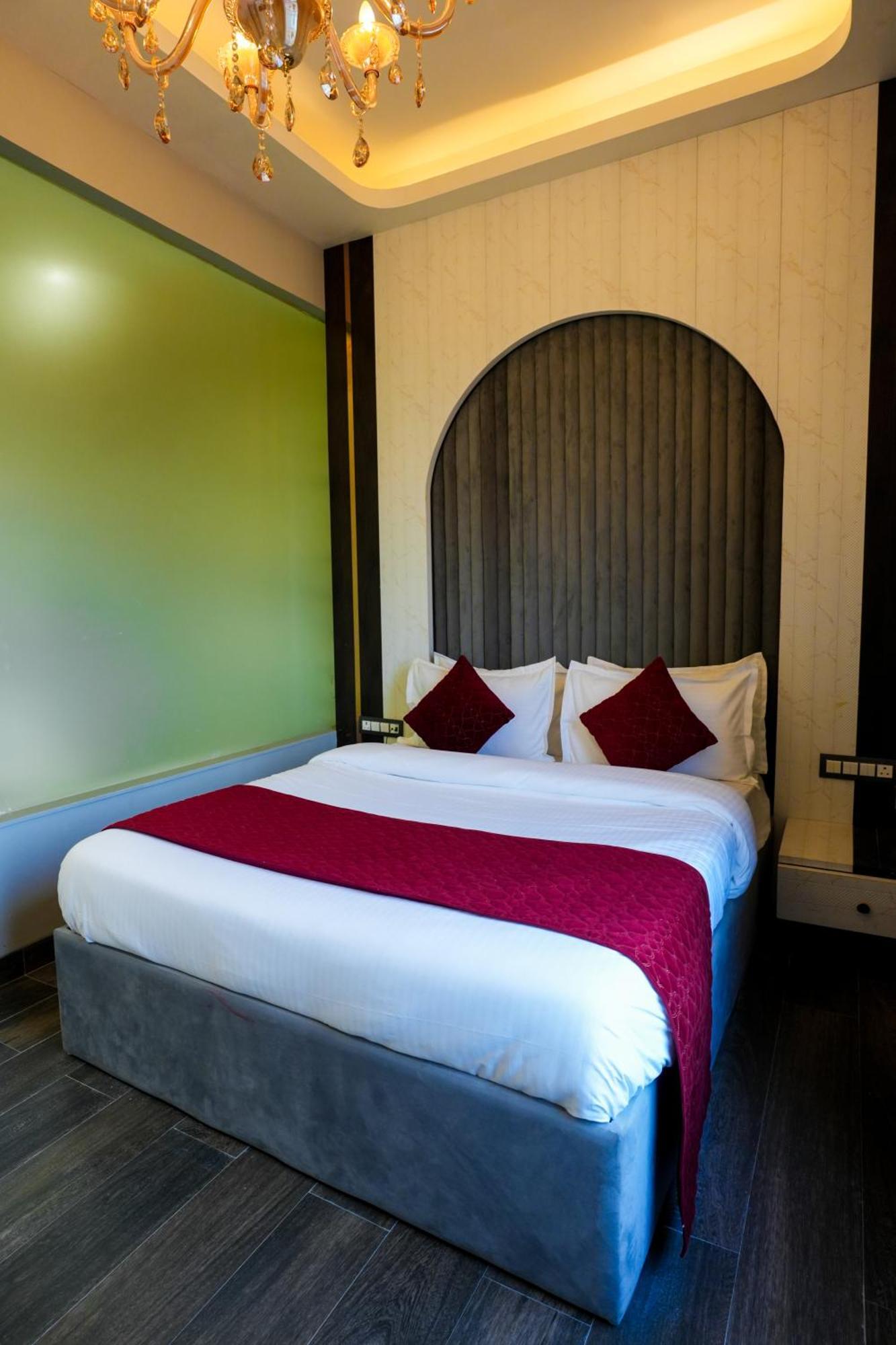 Hotel Adsan Heights Gajraula Екстер'єр фото