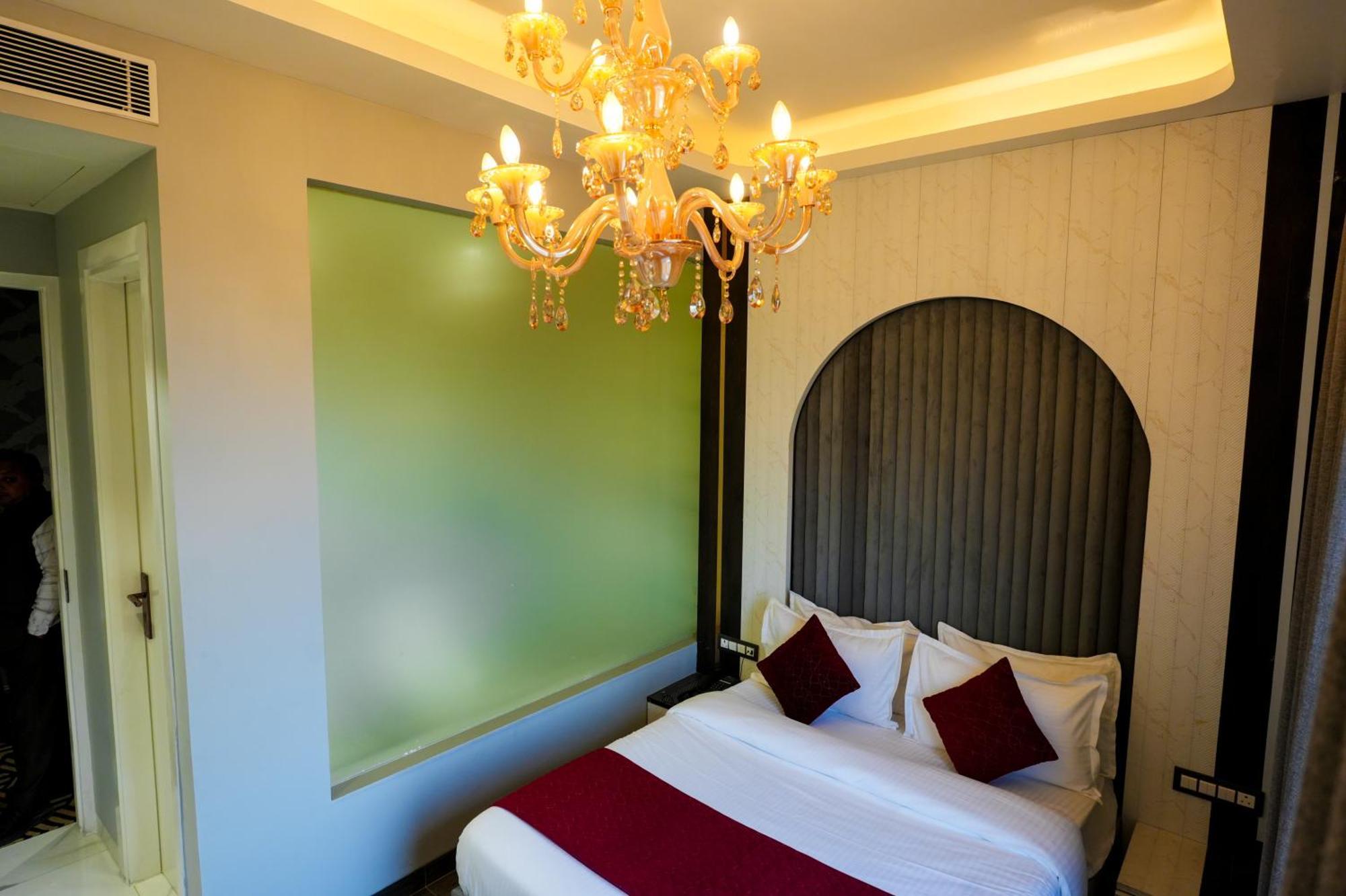 Hotel Adsan Heights Gajraula Екстер'єр фото
