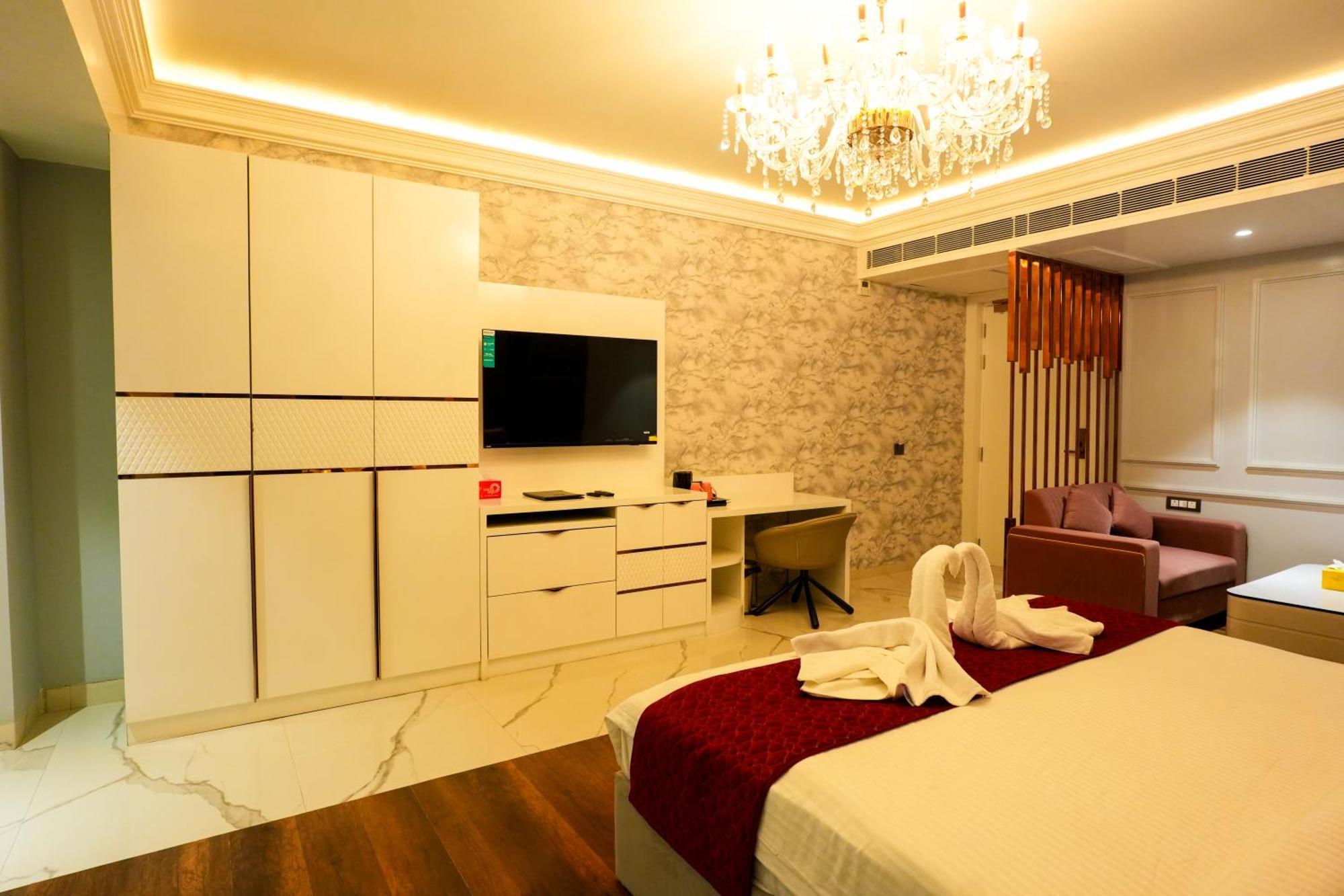 Hotel Adsan Heights Gajraula Екстер'єр фото