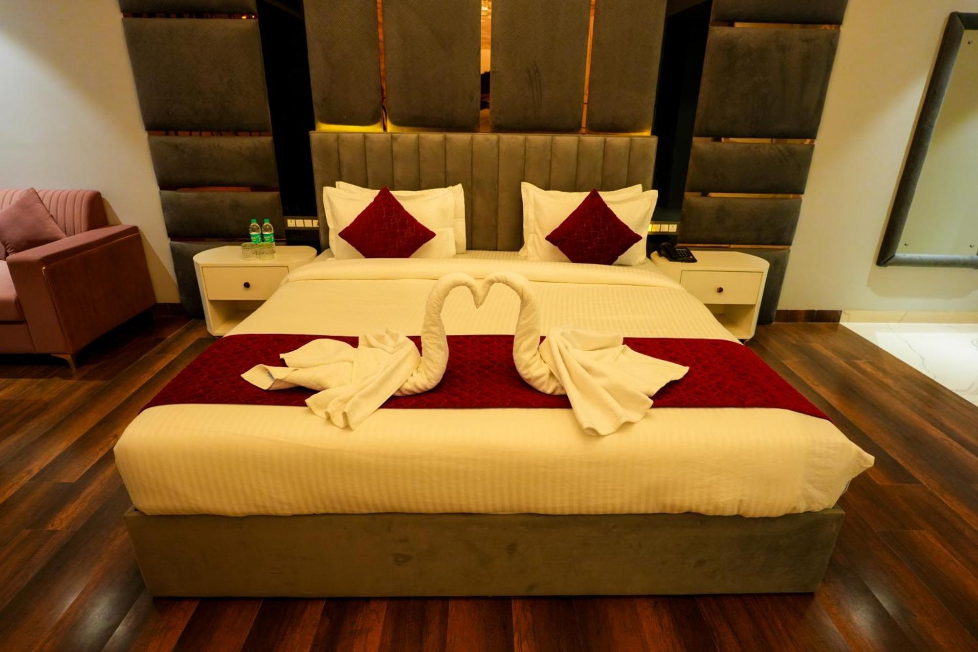 Hotel Adsan Heights Gajraula Екстер'єр фото