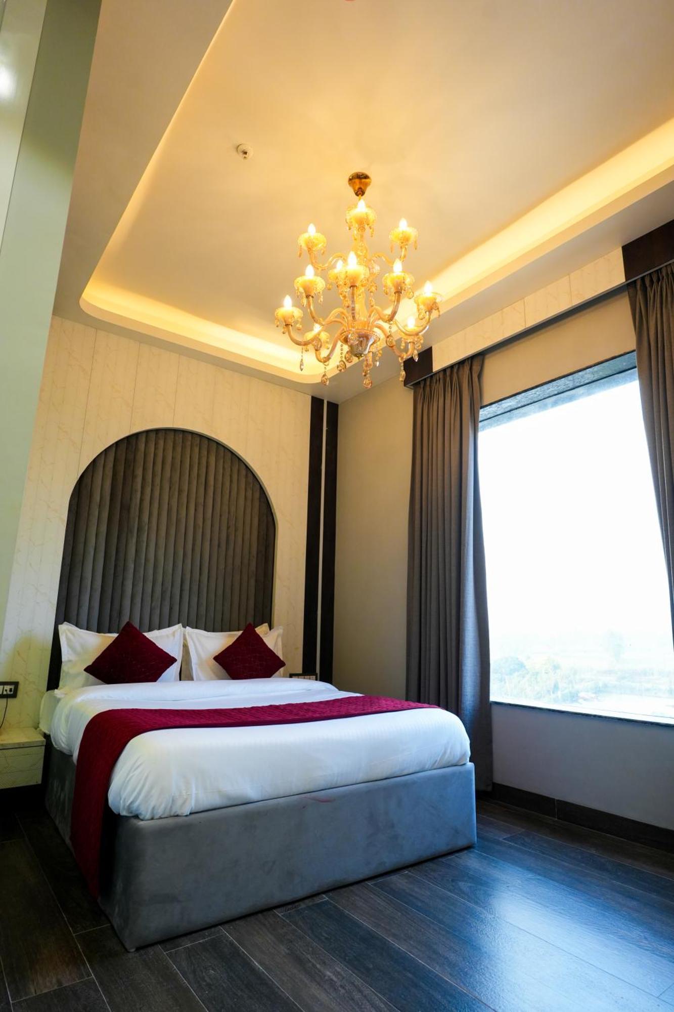 Hotel Adsan Heights Gajraula Екстер'єр фото